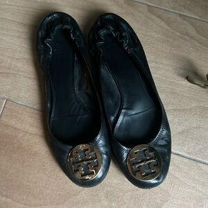 Tory Burch flats - black with gold emblem